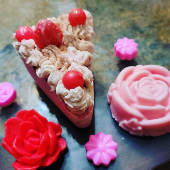 Homemade Soaps, bath salts and bath bombs - Picture 5 of 6